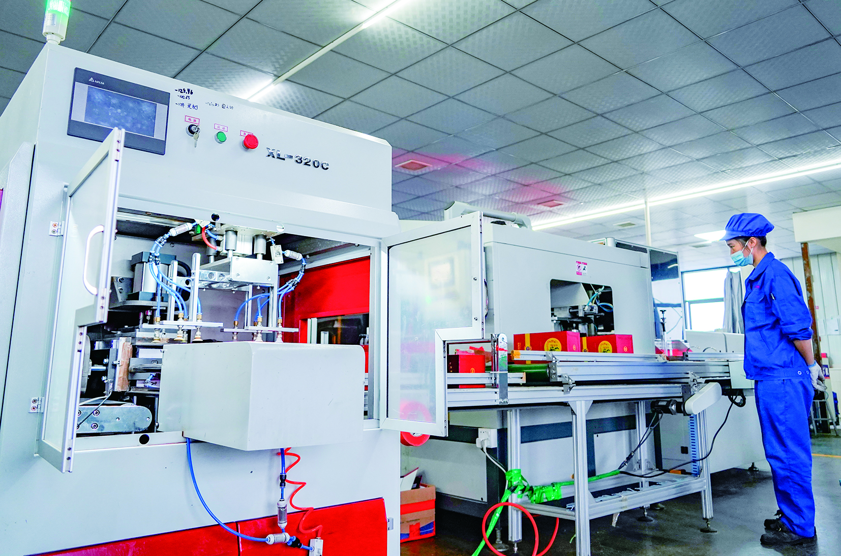 湖北劲佳包装车间工人在生产线上作业